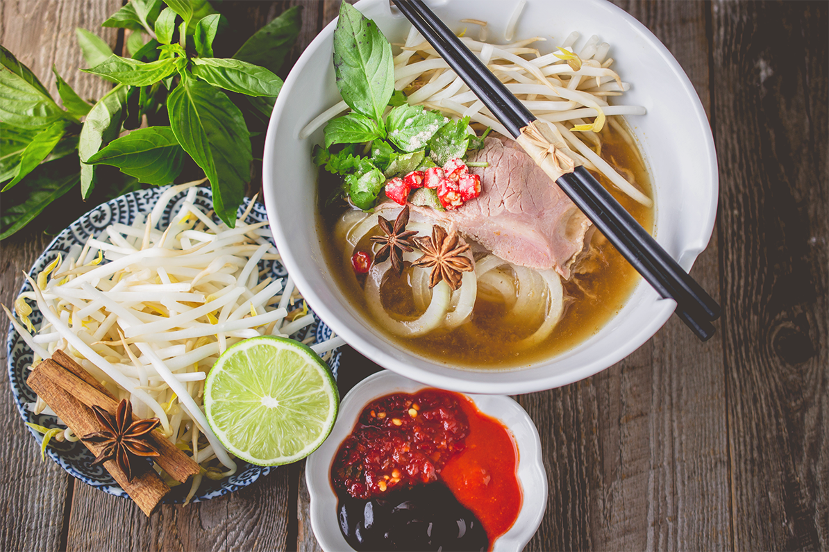 Mỗi suất ăn phở, bạn có thể dùng kèm với các loại rau thơm tốt cho sức khỏe Mỗi suất ăn phở, bạn có thể dùng kèm với các loại rau thơm tốt cho sức khỏe